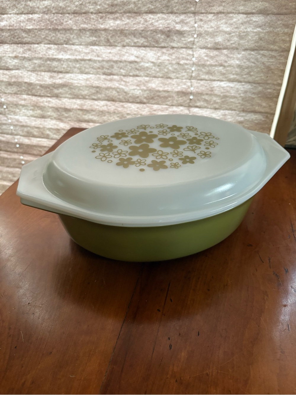 Pyrex “Spring Blossom” 2 1/2 Quart Lidded Casserole Dish in Great Condition